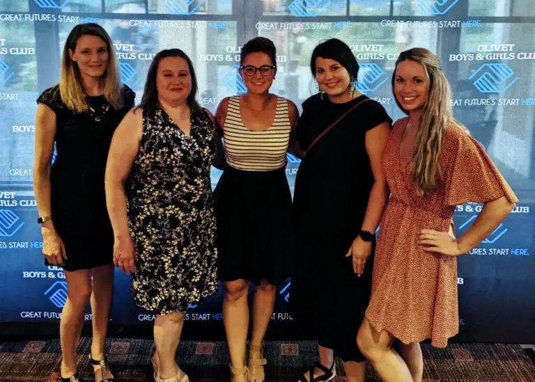 Casual group photo with 5 young women